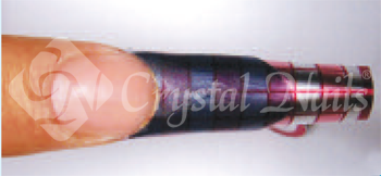 Kialakítjuk a szabadszélt fekete Crystal Drops liquid színezôcseppel.