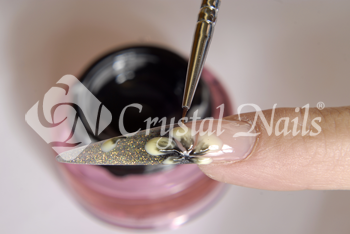 Fél perc kötés után fekete színű (007) Crystal Nails dekor színes zselével belülről kifelé árnyékoljuk a virágszirmokat.