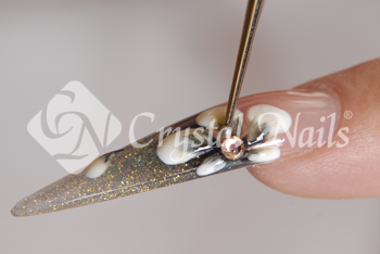  Crystal Nails 006-os hófehér dekor zselével, # 2-es Crystal Nails zselés díszítő ecsettel vonalakat húzunk. Majd kötés után fixáljuk a díszítést.