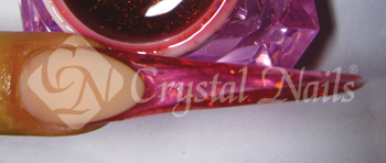 A porcelán kötése és az alap hajlítása után 907-es piros színű opál zselével megszínezem a körömvéget.
